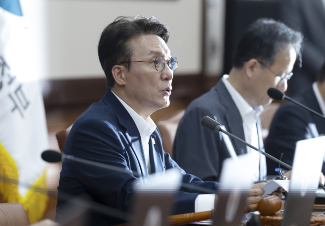 국무회의 주재하는 김민석 국무총리<YONHAP NO-2043>