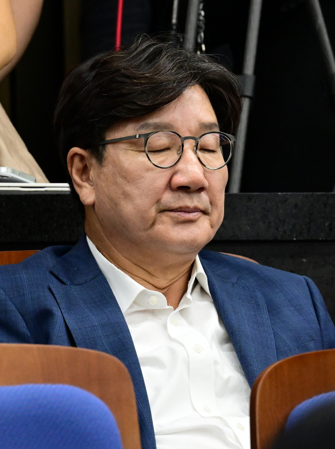 [포토] 눈 감은 권성동 의원