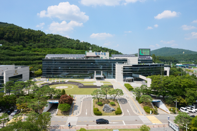 구제역 바이러스 감염을 사전에 차단하고자 구제역 예방백신 일제접종을 실시하는 양주시/양주시