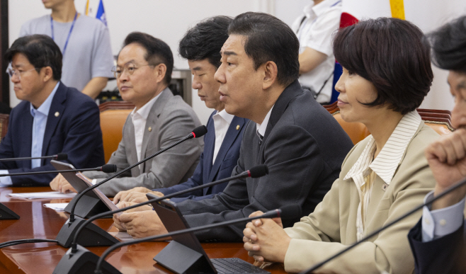 원내대책회의에서 발언하는 김병기 원내대표<YONHAP NO-2581>