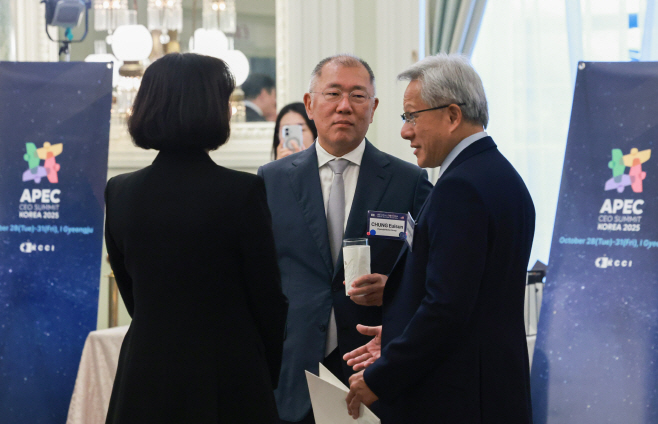 정의선 회장 최수연 대표, 젠슨 황과 대화<YONHAP NO-1256>