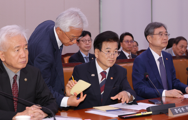자료 살피는 정동영 장관<YONHAP NO-2778>