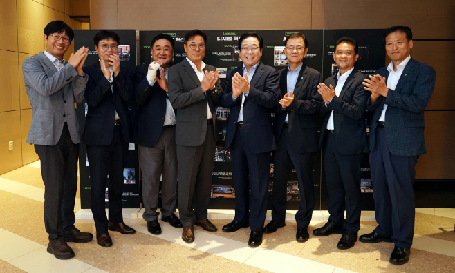 [사진자료] 양정규 대표와 임원진들이 단체사진을 촬영한 모습