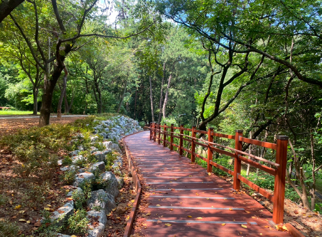 창원특례시, 용지호수공원‘무장애 도시숲길’조성 완료(공원녹지과) (2)