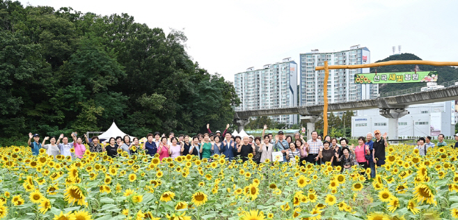 시민소통과(의정부시, 신곡권역 생태와 산업 아우르는 미래 성장축으로 변화)7-신곡새빛정원 2024년 달빛 물든 해바라기 행사