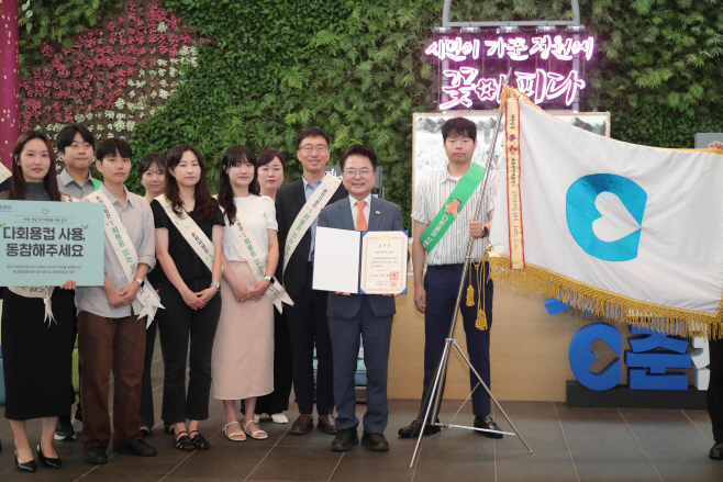 1-1. 육동한 춘천시장, 대통령표창수치 시기에 게양 (1)