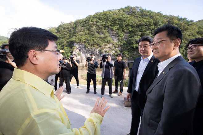 김성환 장관, 반구대 암각화 현장방문<YONHAP NO-4711>