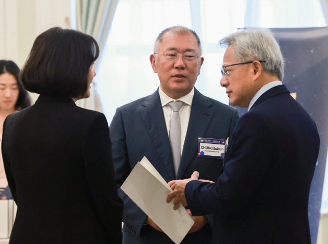 정의선 회장 최수연 대표, 젠슨 황과 대화<YONHAP NO-1257>