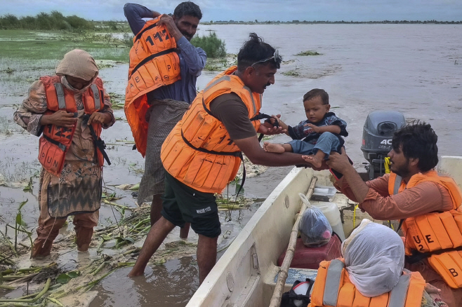 Pakistan India Floods <YONHAP NO-4606> (AP)