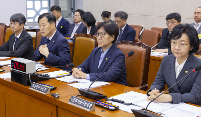 복지위 출석한 정은경 보건복지부 장관<YONHAP NO-3258>