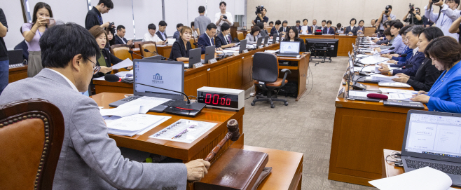 법안 심의 시작하는 국회 보건복지위<YONHAP NO-3257>