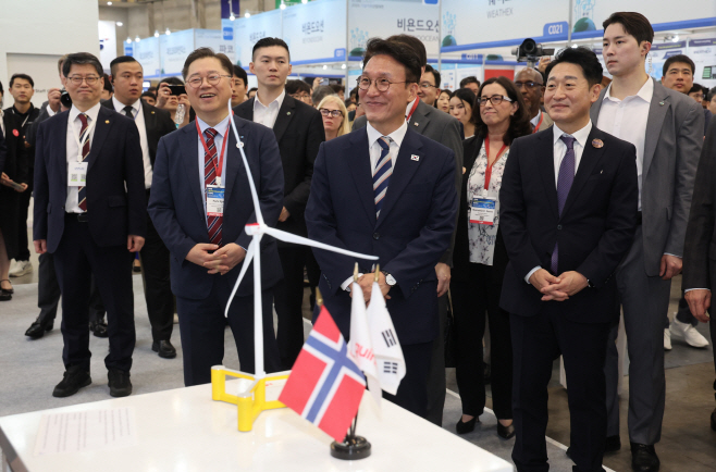'2025 기후산업국제박람회(WCE)' 참석한 김민석 ...<YONHAP NO-3729>