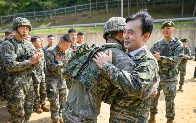 안규백 장관, 해병대 특수수색대대 방문<YONHAP NO-4510>