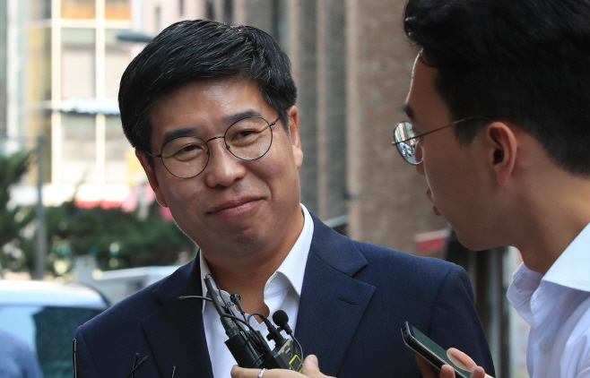 취재진 바라보는 백원우 청와대 민정비서관<YONHAP NO-1408>