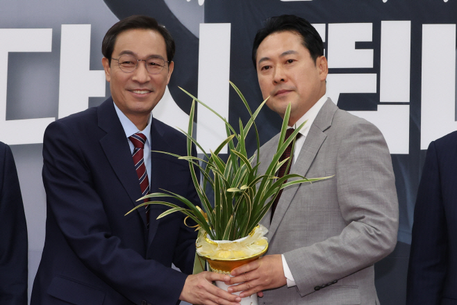이재명 대통령 축하난 전달하는 우상호 정무수석<YONHAP NO-4652>