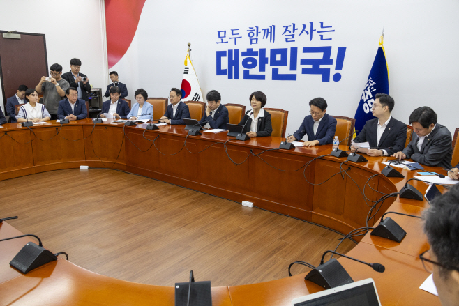 정책 방향 말하는 민주당 한정애 정책위의장<YONHAP NO-1182>