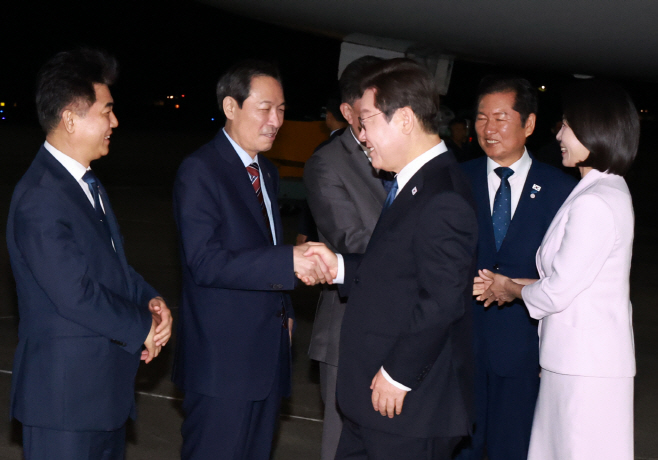 이재명 대통령, 우상호 정무수석과 인사