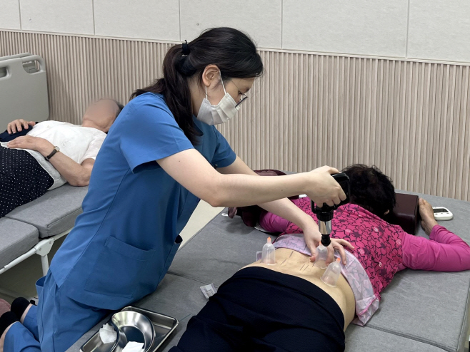 [사진설명] 부산자생한방병원 의료진이 몰운대종합사회복지관을 찾아 의료봉사를 하고 있다