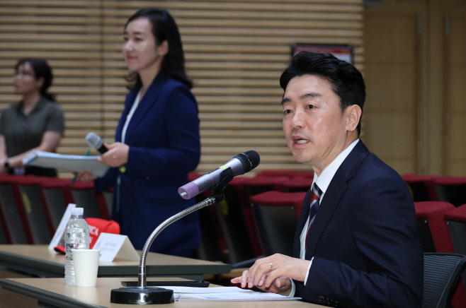 기자간담회 하는 강훈식 대통령비서실장<YONHAP NO-3018>
