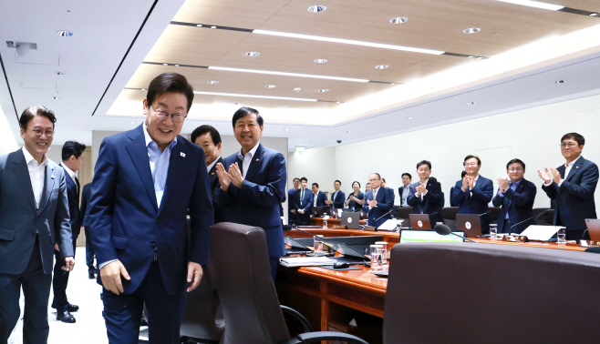 이재명 대통령, 국무위원 기립박수 받으며 입장<YONHAP NO-5736>