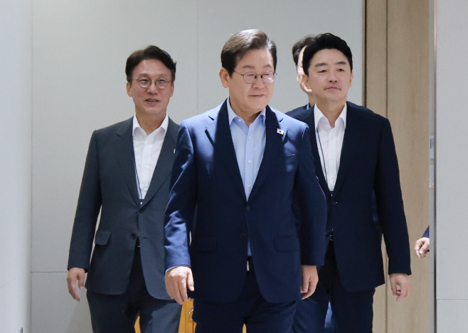 임시 국무회의 입장하는 이재명 대통령<YONHAP NO-5747>