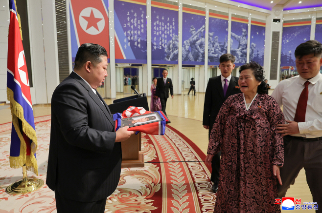 북한 김정은, 러 파병 희생자 유가족들 위로