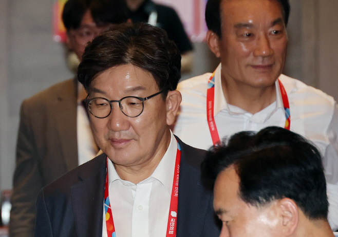 연찬회 참석하는 권성동 의원<YONHAP NO-3418>