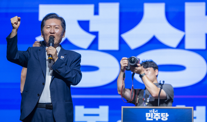 구호 외치는 정청래<YONHAP NO-5574>