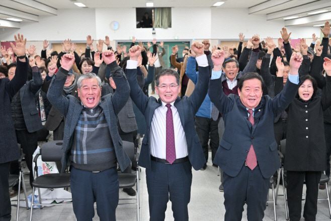 군위군으로 군부대 최종이전지가 발표나자 손을 맞잡고 환호하고 있다.대구군위군0019081