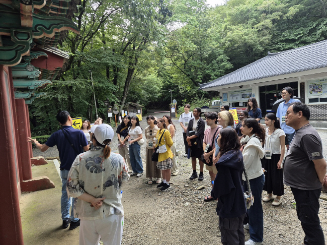 선암사를 찾은 외국인 관광객들이 관광해설을 듣고있다