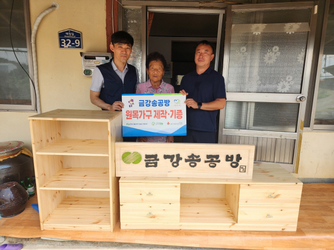 한울본부 목공동호회 금강송공방, 취약계층에 원목 가구 나눔 사진