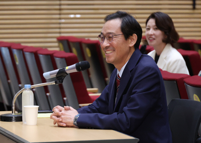 기자간담회 하는 우상호 정무수석<YONHAP NO-3775>