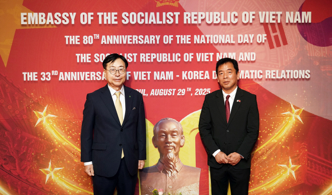 사진. 임진달 HS효성첨단소재 대표이사(왼쪽)가 부 호(Vu Ho)주한 베트남 대사(오른쪽)와 기념촬영을 하고있다