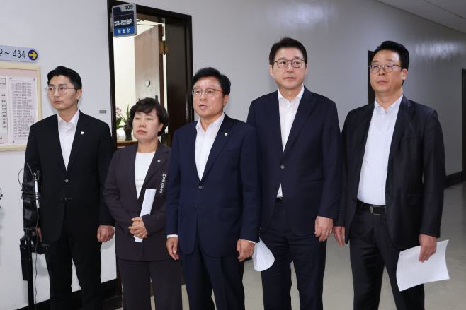 추미애 법사위원장 항의 방문한 국민의힘 법사위...<YONHAP NO-5637>