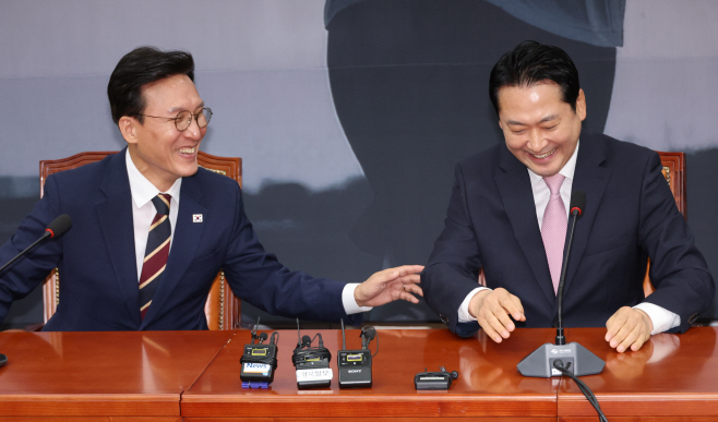 장동혁 대표와 대화하는 김민석 국무총리<YONHAP NO-4039>