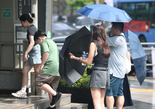 소나기 내린 서울<YONHAP NO-4885>
