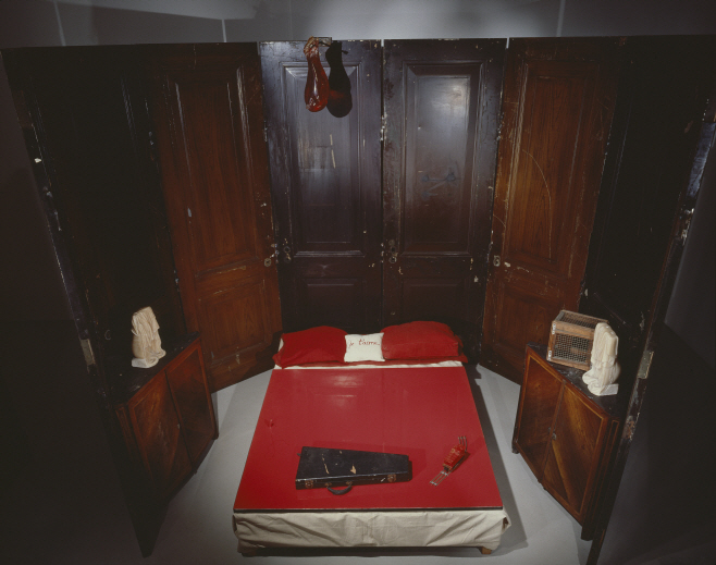 3. 붉은 방(부모), 1994, 사진 피터 발라미