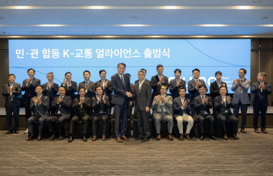 (사진1) NUMA 참여자들이 기념 촬영을 하고 있는 모습 (앞줄 좌측부터 강희업 국토교통부 2차관, 현대차·기아 AVP본부 송창현 사장)