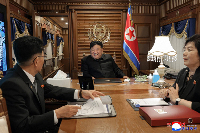 김정은, 中전승절 참석차 열차로 출발<YONHAP NO-1481>