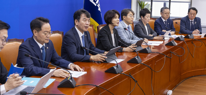 원내대책회의에서 정기 국회 운영방향 설명하는 ...<YONHAP NO-2510>