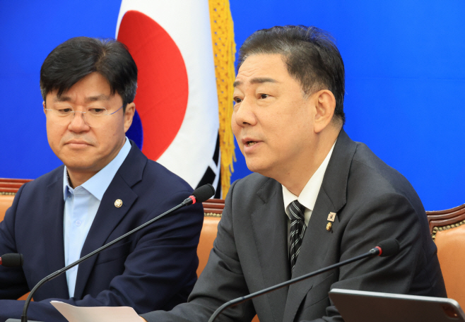 기자간담회 하는 김병기 원내대표<YONHAP NO-2728>