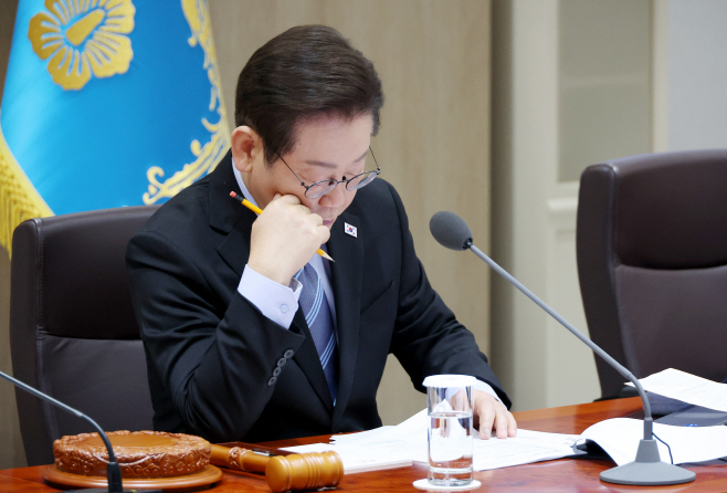 국무회의 현안 토의 자료 살피는 이재명 대통령<YONHAP NO-2657>