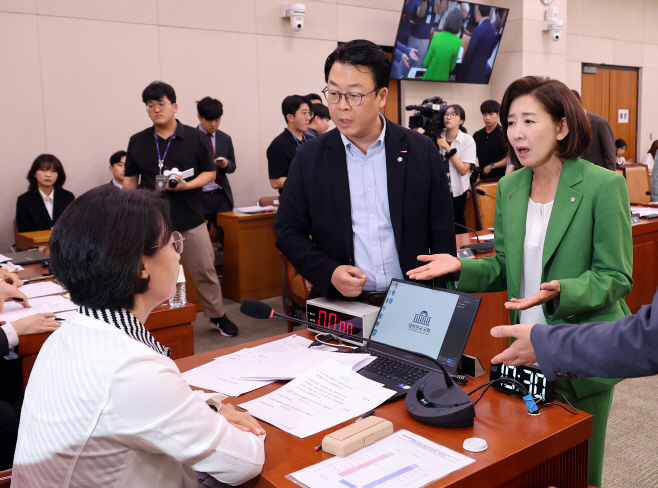 추미애 위원장에게 항의하는 나경원 의원<YONHAP NO-2695>