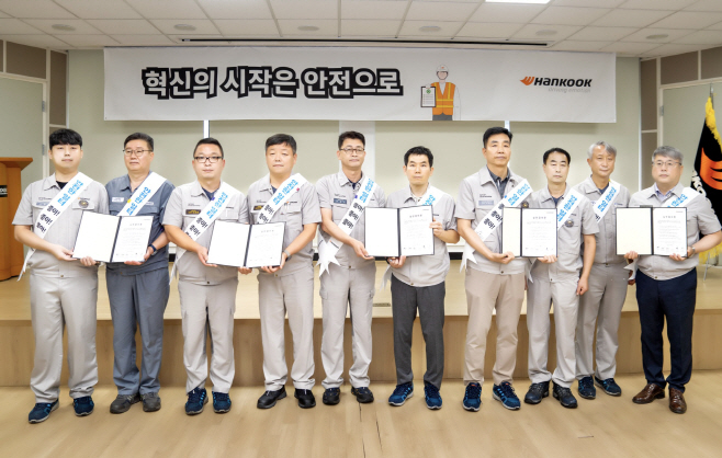 [사진자료2] 결의문 서명 기념 촬영