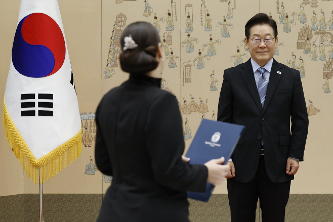 주한 도미니카공화국 대사로부터 신임장 전달 받...<YONHAP NO-3692>