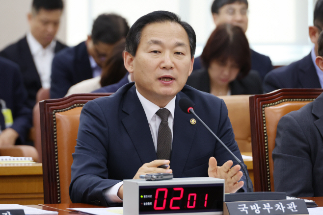 답변하는 이두희 국방부 차관<YONHAP NO-3789>