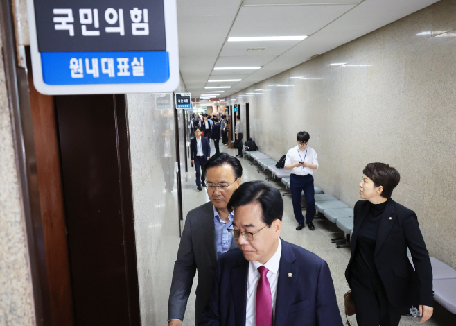 원내대표실 향하는 송언석 원내대표<YONHAP NO-2979>