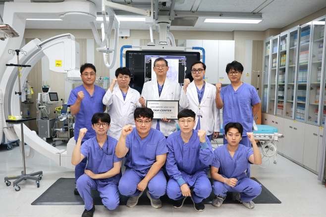 원광대병원이 자가팽창형 판막 ‘Evolut’을 활용한 TAVI 독립시술기관 인증을 획득하고 기념촬영을 하고 있다(뒷줄 가운데 윤경호 센터장)