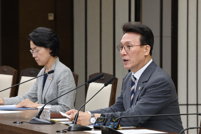 국정현안관계장관회의 주재하는 김민석 총리<YONHAP NO-2218>