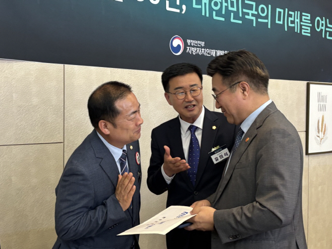 완주군의회, 윤호중 장관에 ‘완주·전주 통합 반대’ 건의서 전달 (1)